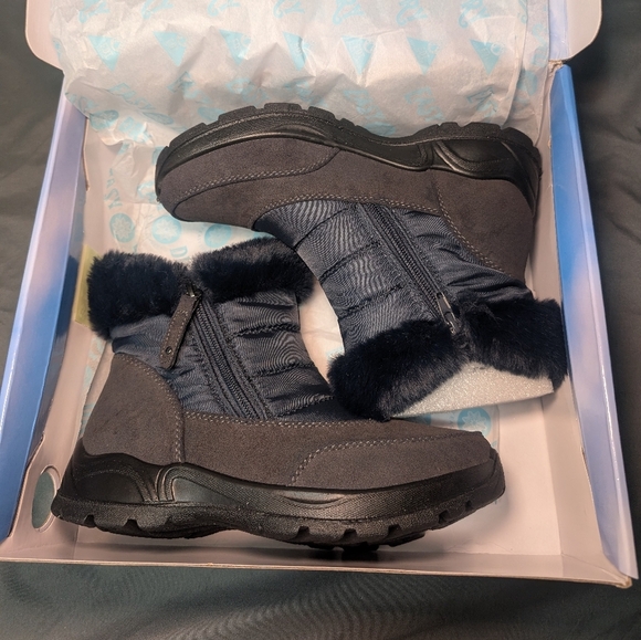 Easy Street Women's Easy Dry Frosty Waterproof‎ Navy Boot Size 5 1/2M - Picture 1 of 9
